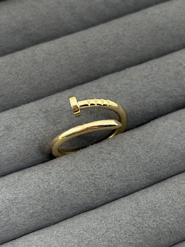 Кольцо гвоздь в золотом цвете - фото 2