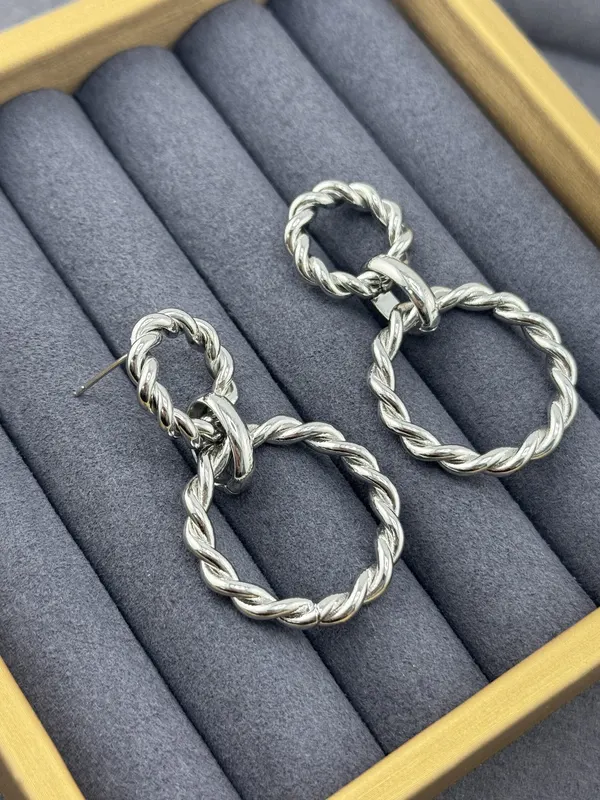 Серьги в виде скрученных колец